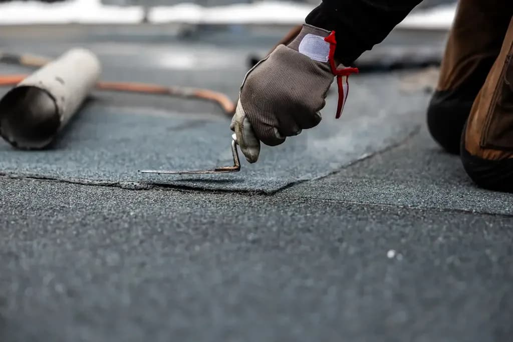 Dakdekker aan het werk tijdens algemene dakreparatie