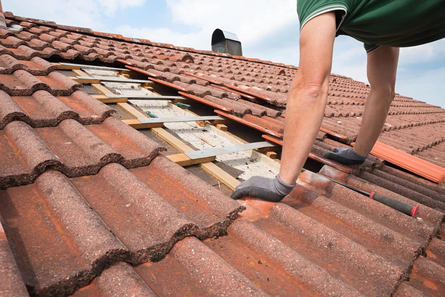 VCA-dakdekker inspecteert loodwerk en aansluitingen tijdens dakinspectie