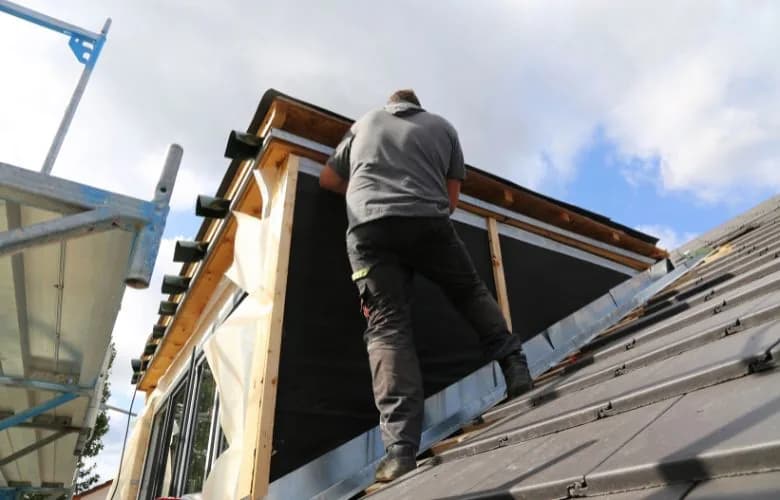 Dakkapel met nieuwe wand-isolatie tijdens renovatie