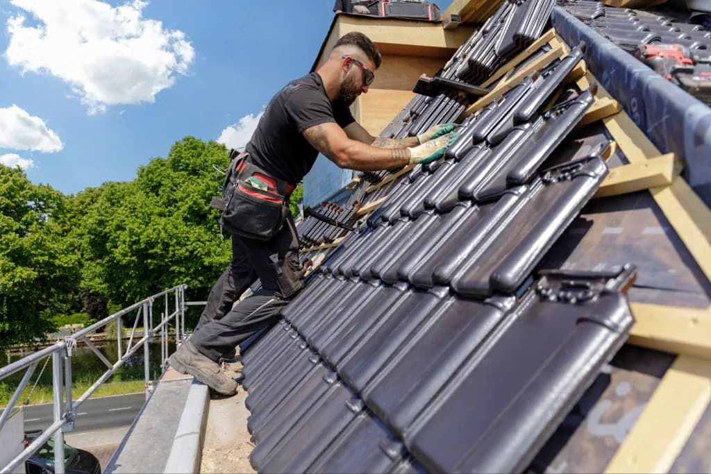 Detail van nieuwe keramische dakpannen passend bij bestaand dak