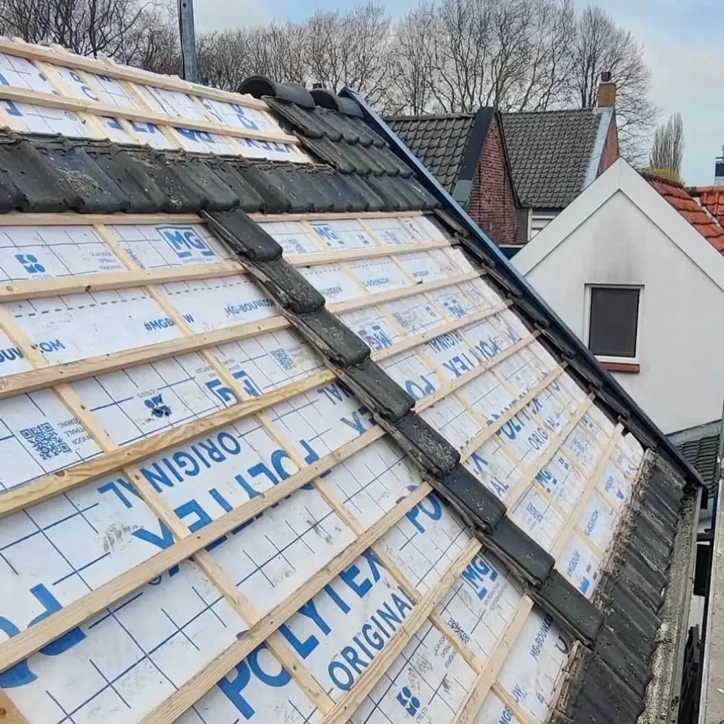 Vakkundig aangebrachte isolatie op zolder onder hellend dak