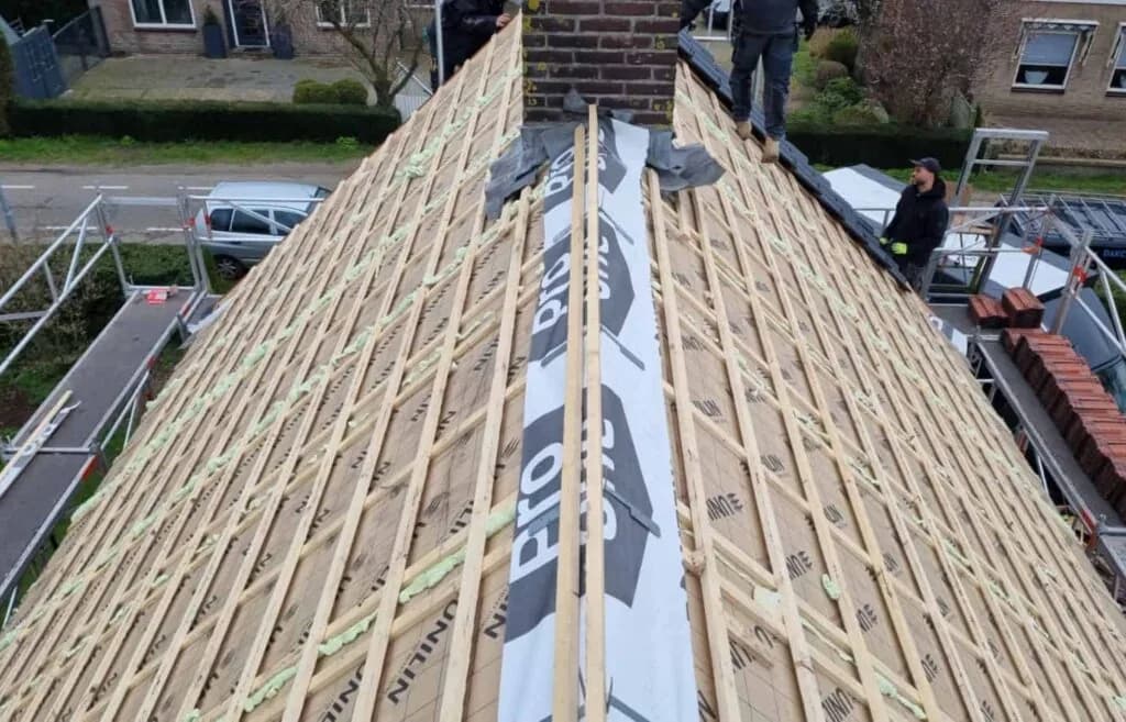 Detail van dampremmer en isolatiepakket bij hellend dak