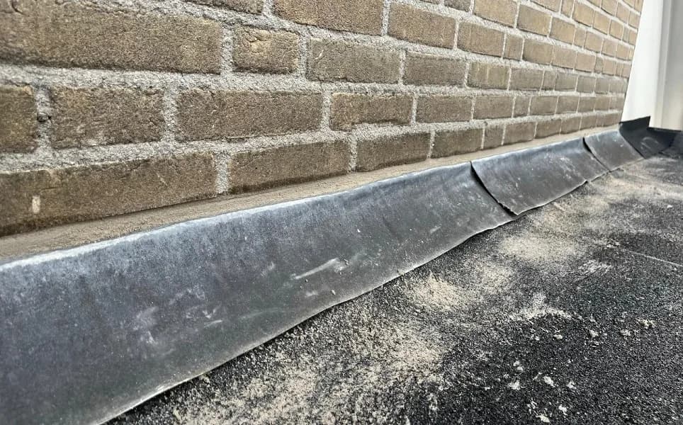 Detail van vakkundige loodaansluiting met bladlood code 25