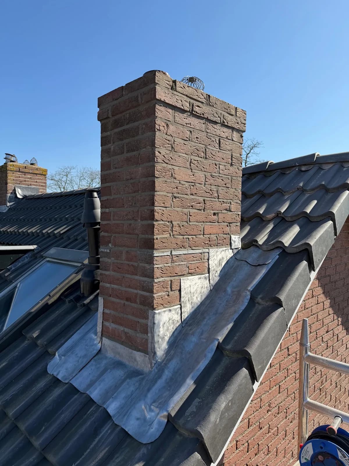 Vakkundig loodwerk met bladlood rond schoorsteen