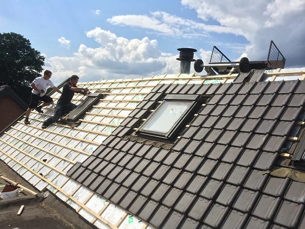 Volledige pannendak-renovatie tijdens uitvoering door dakdekkers