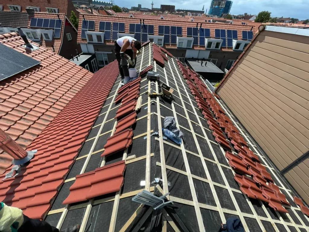 Nieuwe keramische dakpannen op gerenoveerd pannendak