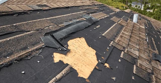 Dak met stormschade gedocumenteerd voor verzekeringsclaim