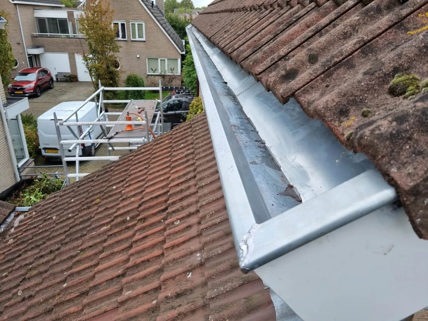 Vakkundig gesoldeerde zinken dakgoot, specialistisch zinkwerk