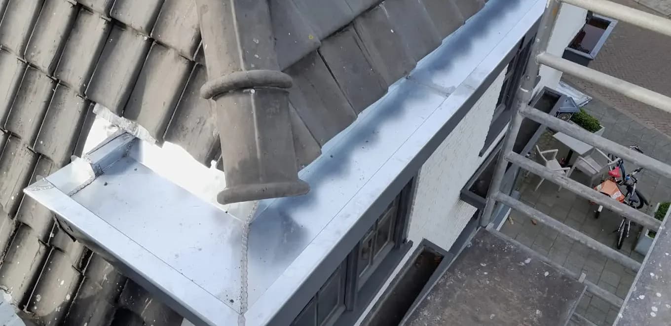 Zinken bekleding op dakkapel in titaniumzink kwaliteitsklasse 15