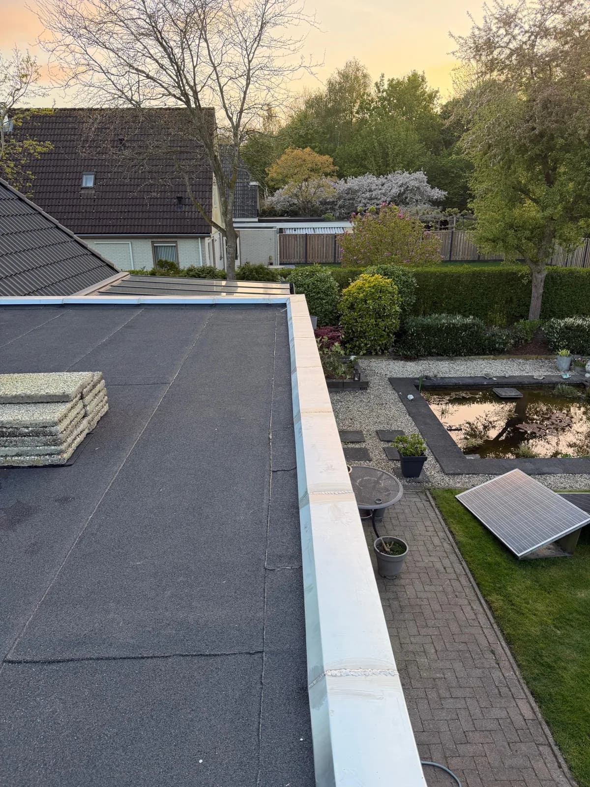 Vakkundig titaniumzink zinkwerk op locatie aangebracht