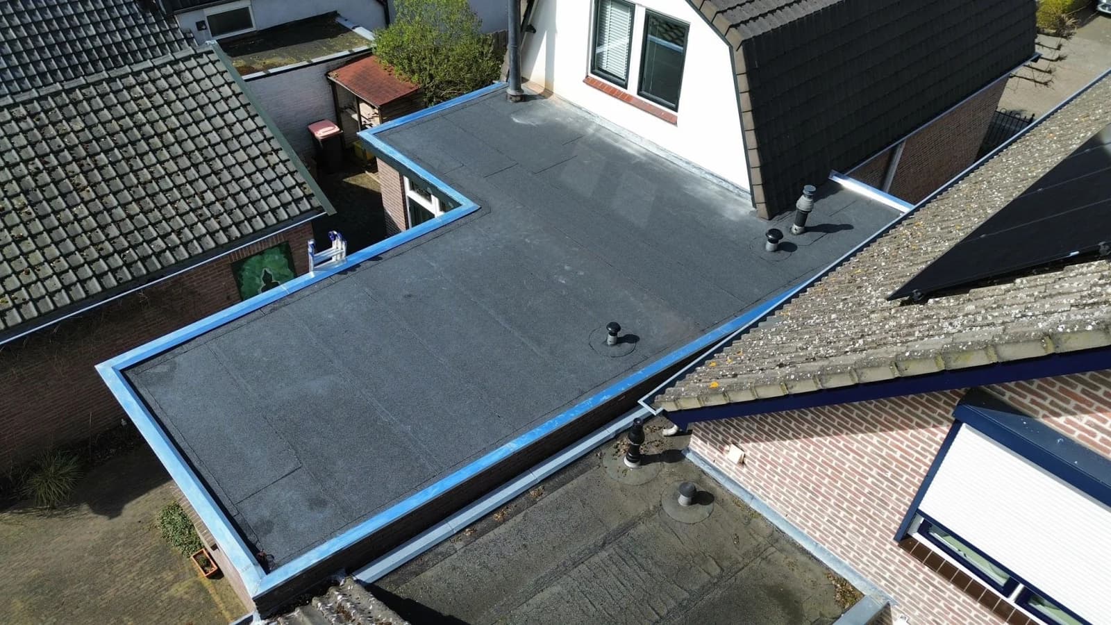 Project Plat dak vernieuwd met bitumen en zinken deklijsten in Apeldoorn
