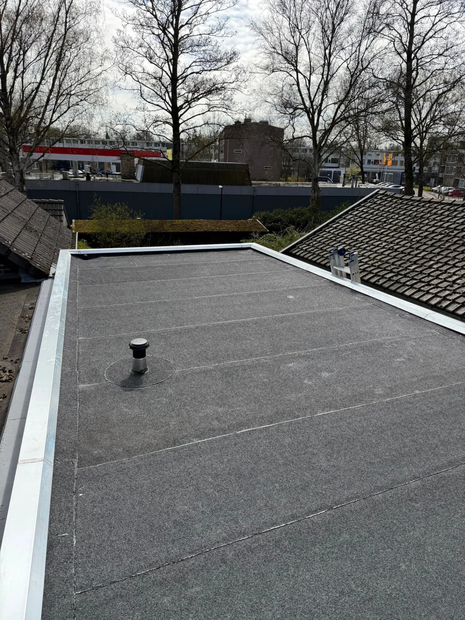 Plat dak vernieuwd met bitumen en zinken deklijsten, beeld 6