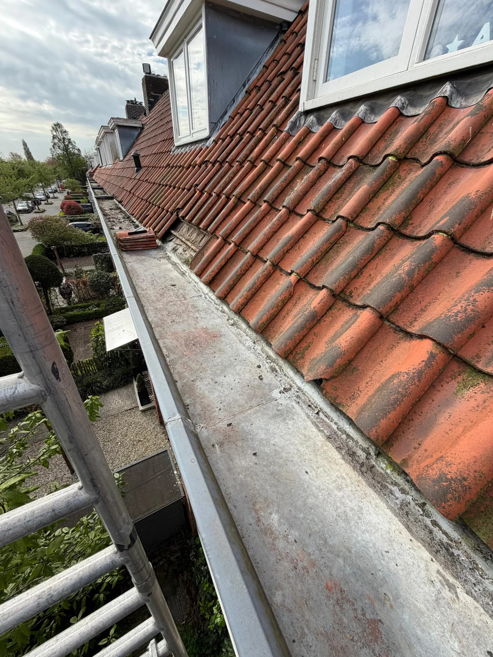 Zinken dakgoot en loodwerk vernieuwd, beeld 3