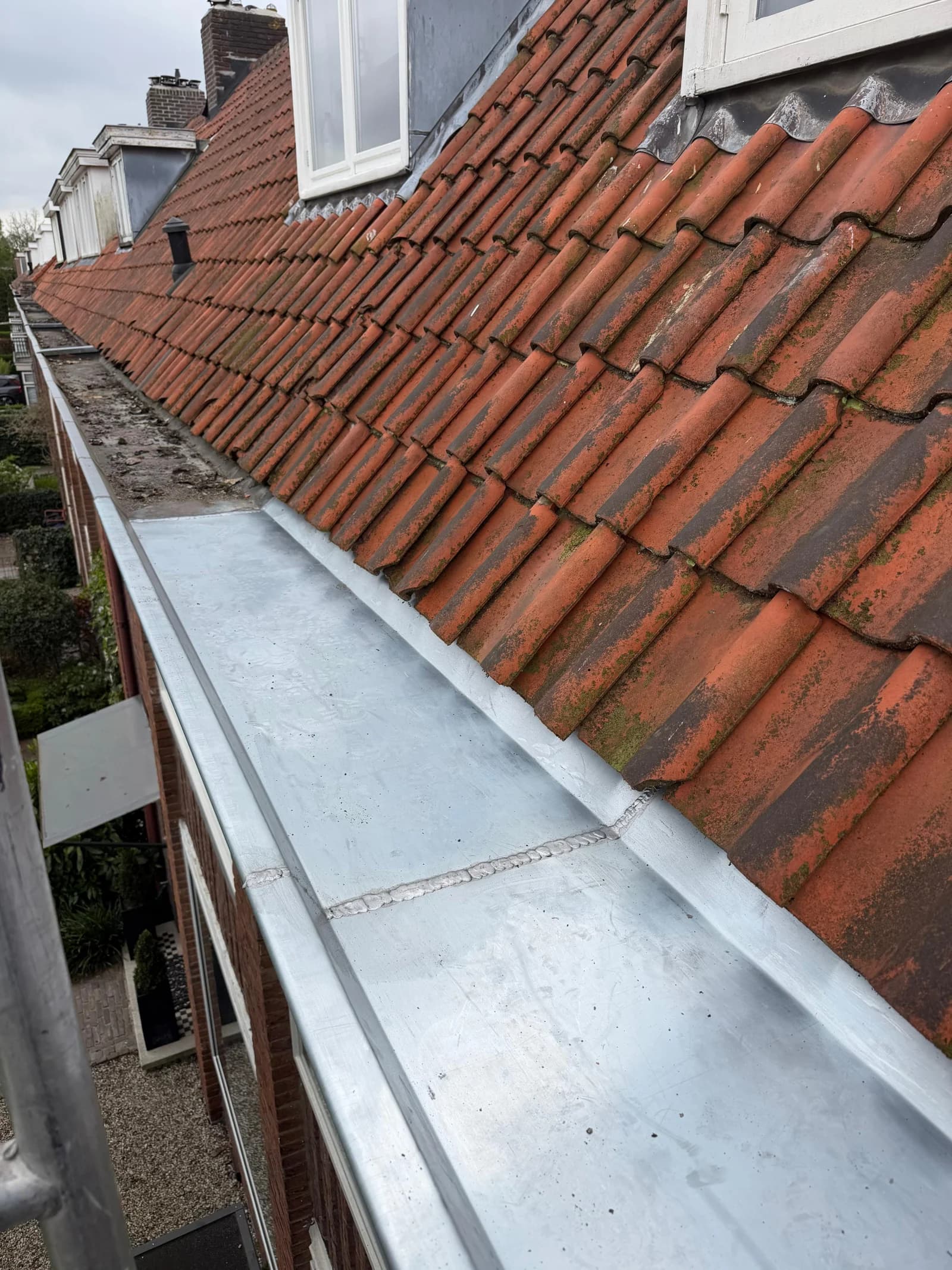 Project Zinken dakgoot en loodwerk vernieuwd in Rotterdam